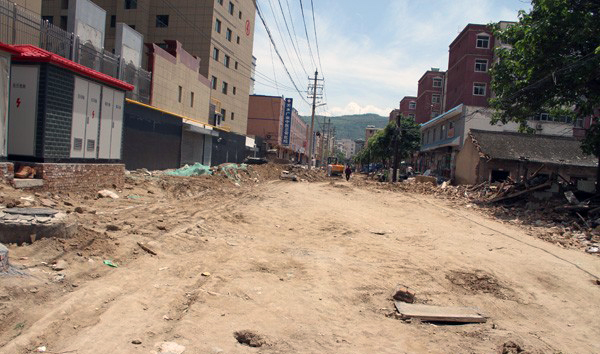 夏日天气多变,而麦积区城市基础设施建设项目工地上,施工建设依旧强力