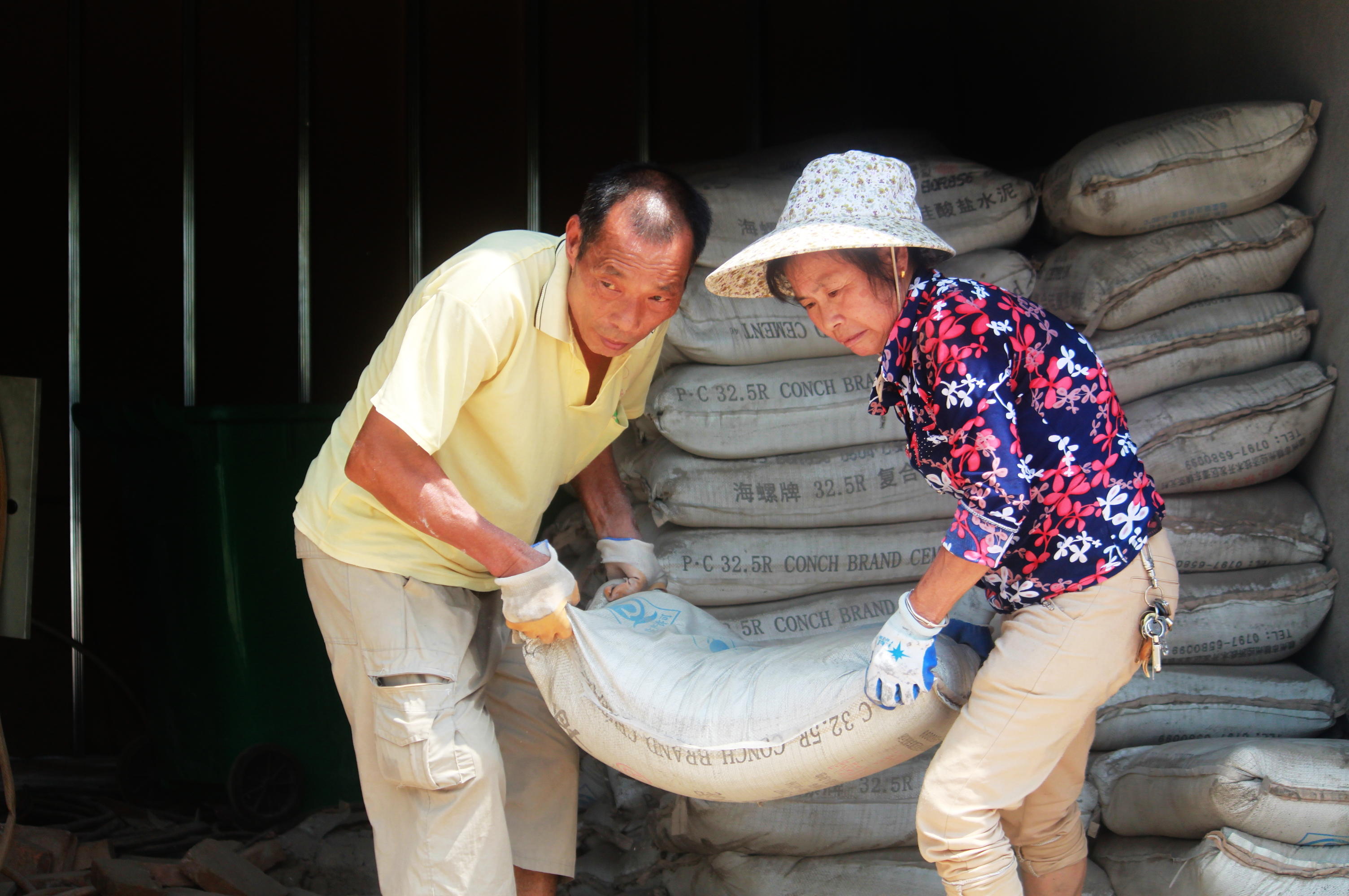 6旬老母助儿买房工地日搬万斤砖睡地板