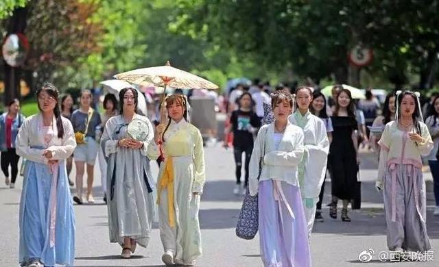 西安女大学生身穿汉服漫步校园 云鬓轻挽成焦点