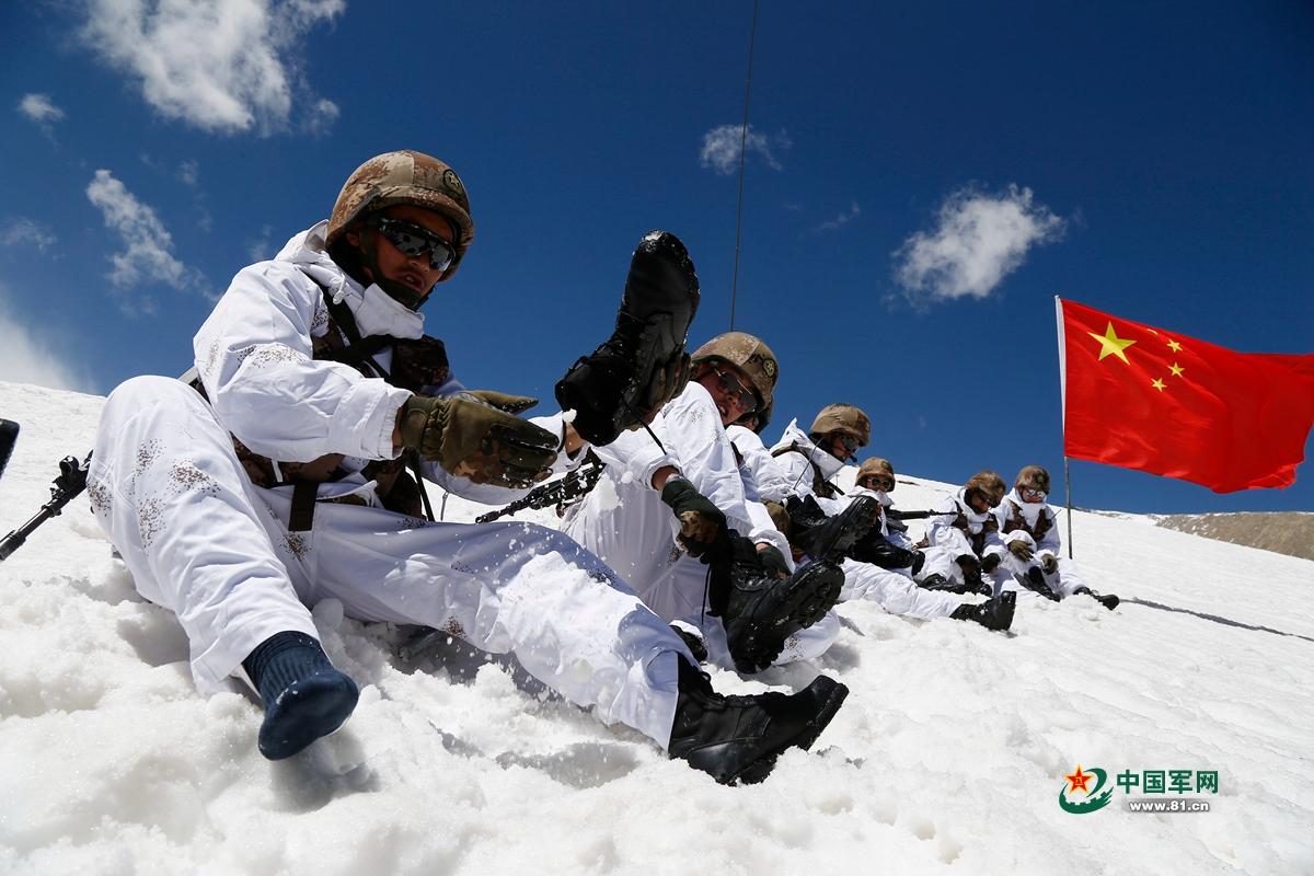 守护国土白雪茫茫雪山上他们是最可爱的的中国军人