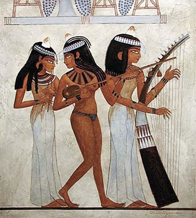 正在上妆的古埃及女性 他们认为沙漠环境中,眼影可以起到保护眼睛的