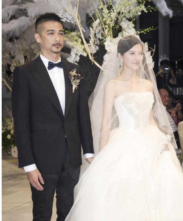 随后杨子姗与吴中天于台北举办婚礼,一对新人均身着shiatzy chen夏姿
