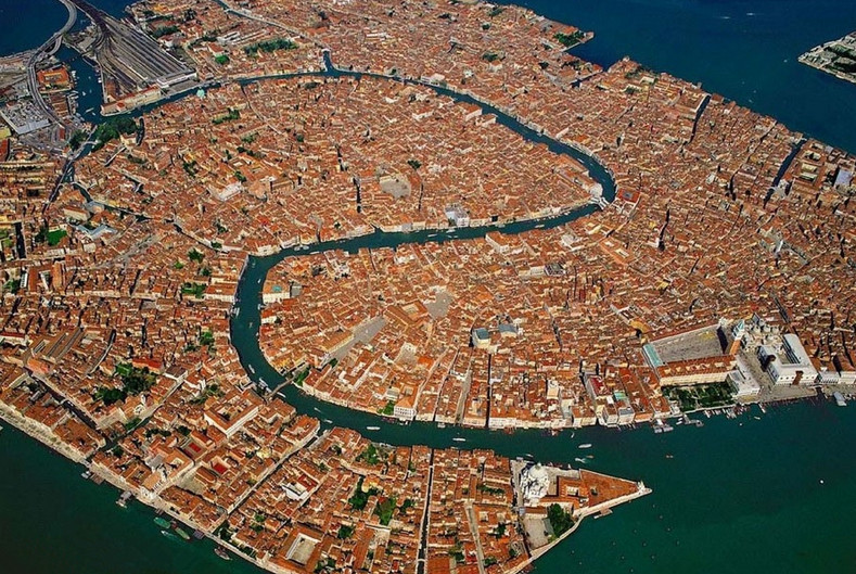 威尼斯素来有水都之称,这个城市没有汽车,一切出行全靠船舶出行.