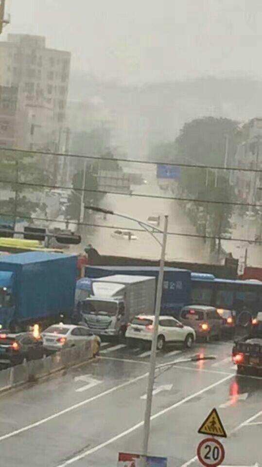 有网友爆料,深圳龙岗同乐村同心路和乐园路出现水浸紧急情况.