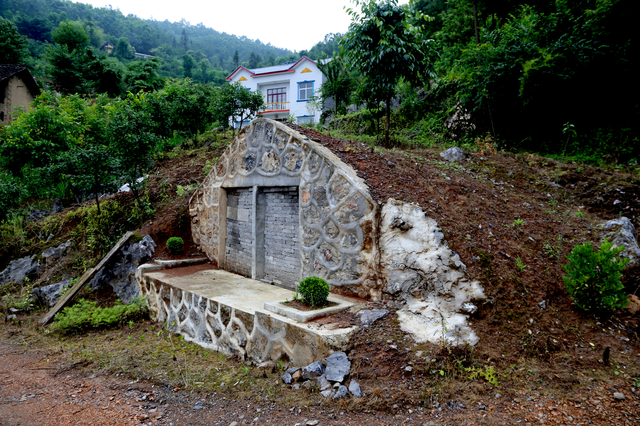 人还健在坟墓建成深山土家寨现堆葬墓