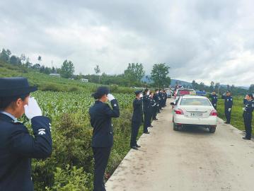 缉捕毒贩过程中英勇牺牲的民警贾巴伍各的追悼会在凉山州布拖县殡仪馆