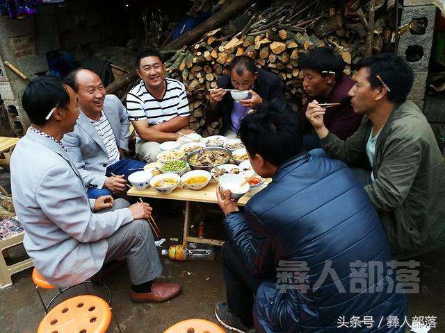 从城里赶来吃祝米酒的叔叔们,饭桌上畅谈欢笑