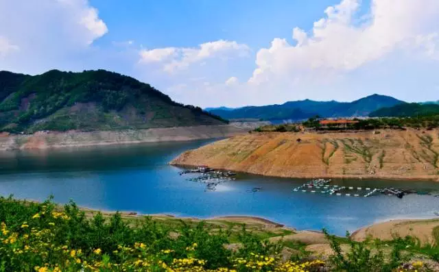 小韭菜沟在辽宁最大的淡水湖泊水丰湖景区内,站在原地便能欣赏两国