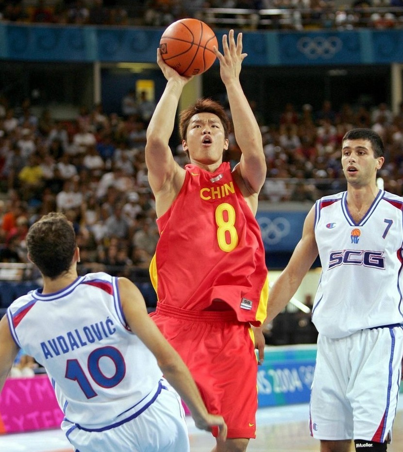 可以说朱芳雨在cba就是一部传奇,如果说在nba姚明让世界了解了中国