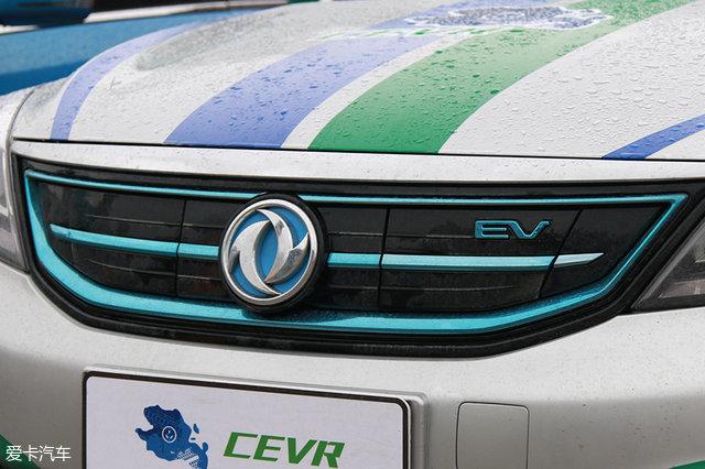 ev标识表明了东风风神e70新能源汽车的身份,前脸的logo也添加了蓝色