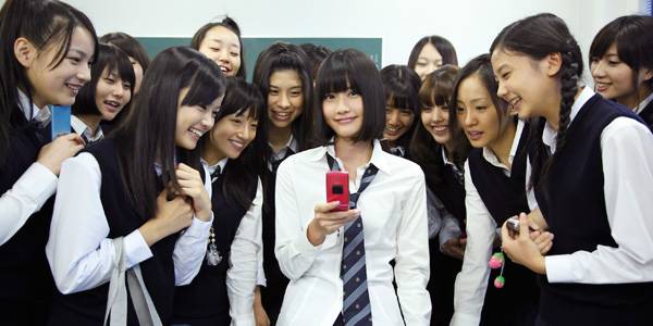 一张图看懂日本女高中生10年穿衣变化,裙子越来越