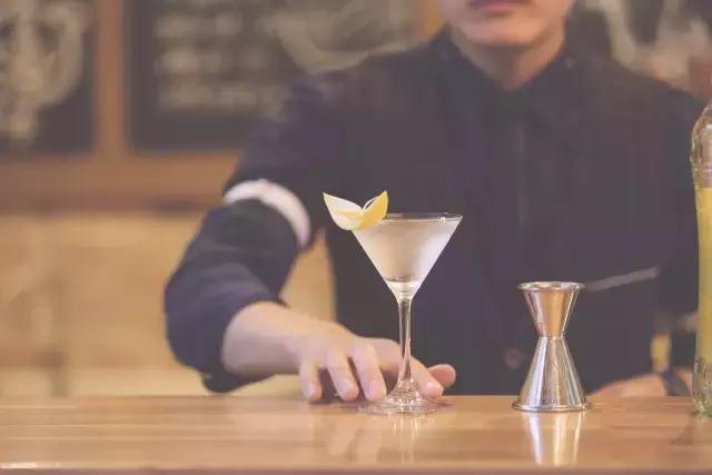 【视频 配方】vesper martini"摇晃,而不是搅动"