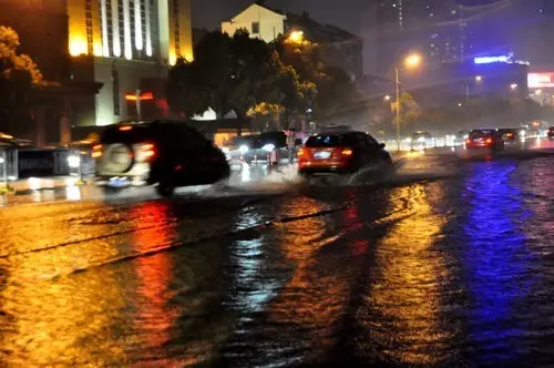 岳阳暴雨来袭:你若安好,便是晴天