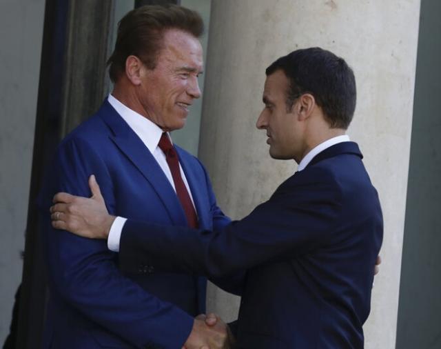 马克龙不愧为法国最年轻帅气的总统,现年40岁颜值身材依然在线.