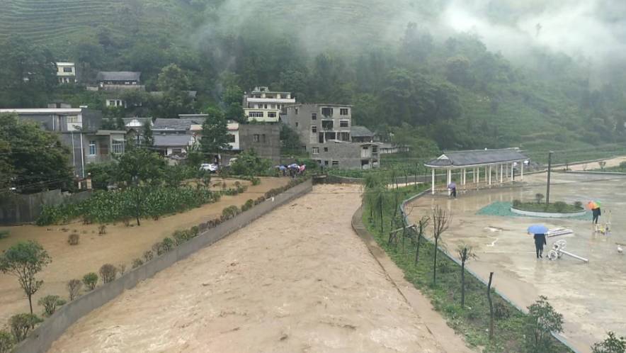 大方县绿塘乡遭遇暴雨袭击,政府组织群众生产自救