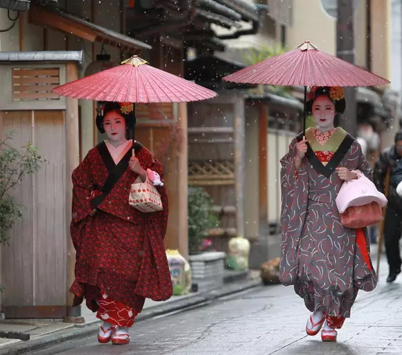 持续整整一个月的日本传统文化活动中,还有平时难得一见的艺妓舞子