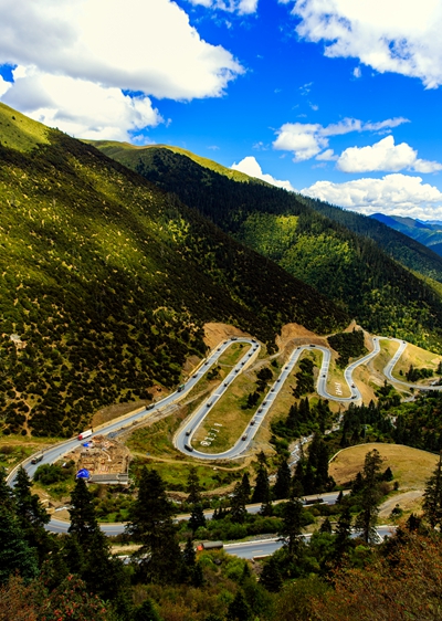 在318国道川藏线康巴高原折多山段拍摄的恰似"银蛇"舞动的盘山公路.