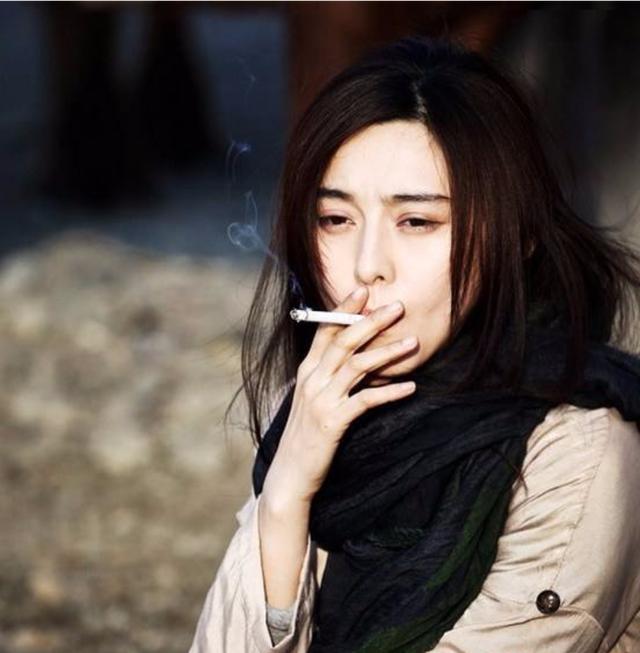 关晓彤吸烟照 关晓彤吸烟也是众所周知的,动作娴熟,姿势优雅,因为吸烟