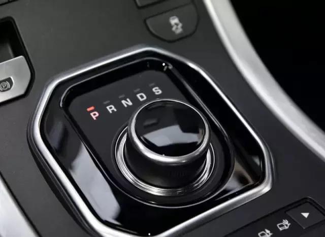 旋钮式排挡杆最早出现在路虎和捷豹的车型上,在车辆通电时,圆形的旋钮