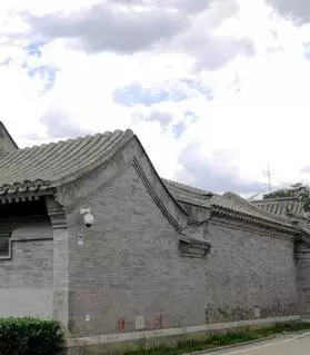 人字形的屋脊,笔直的走廊,仿平房的私人工位,白色的隔墙,完全将老北京