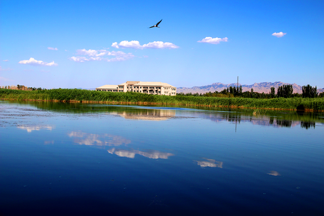 巴彦淖尔系蒙古语,意为"富饶的湖泊"