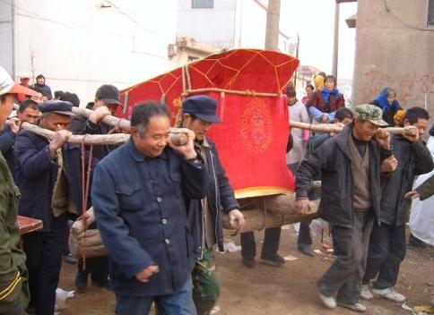 出殡的时候为什么那么多人抬棺材,并不是因为太重