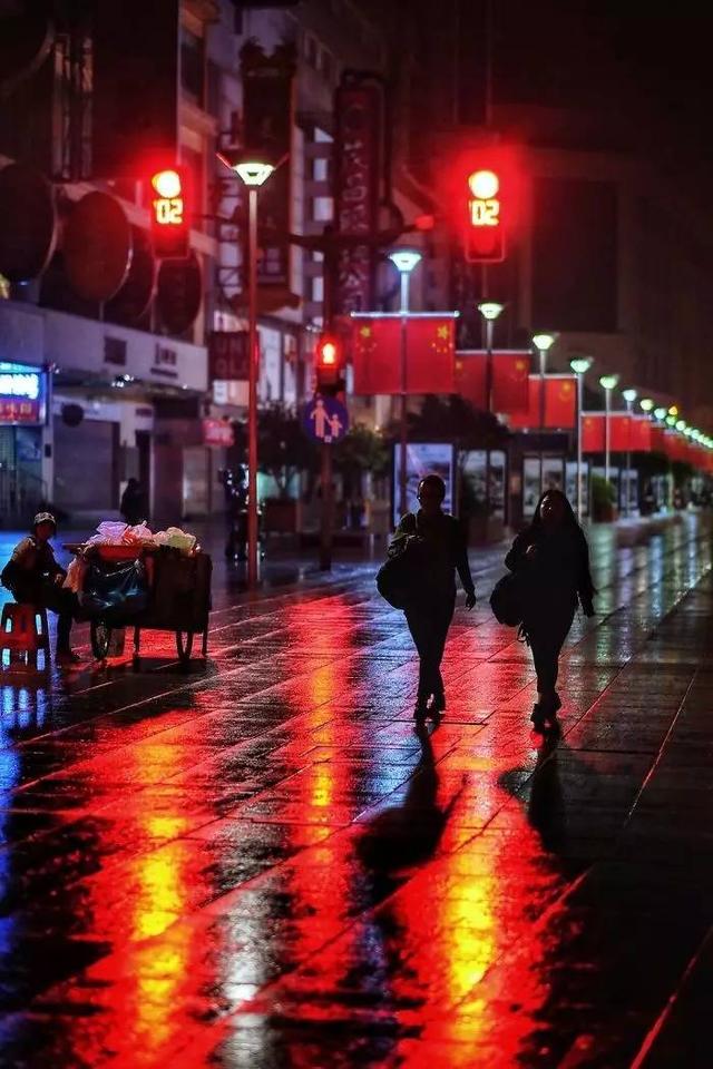 雨后的夜晚街头,安静,不拥挤