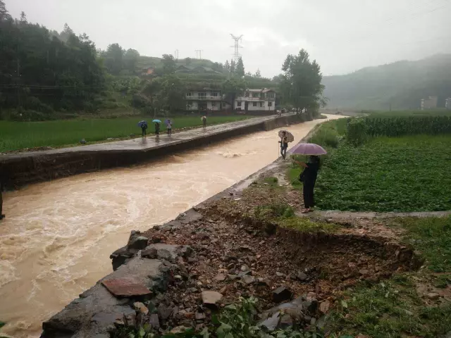 天柱县润松公路被打断