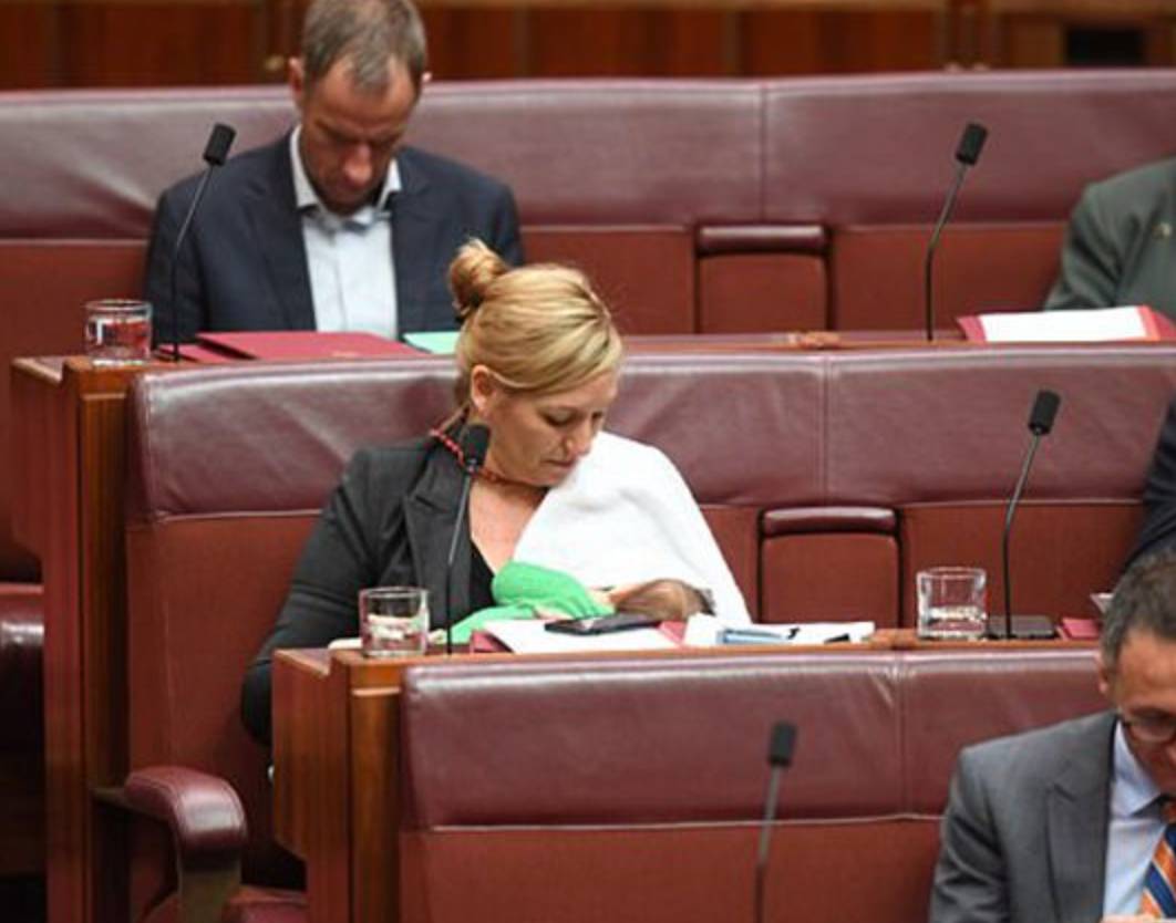 【组图】澳洲女议员边发言边哺乳,背后是母乳喂养无尽