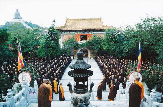 譬如前年,亚洲首富李嘉诚在香港豪置15亿港币,捐造慈山寺,一时全港