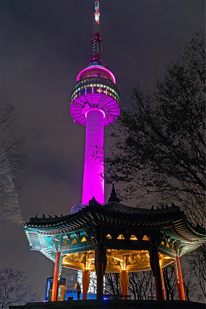 登上塔后可以慢慢的欣赏夕阳西下和首尔美丽的夜景