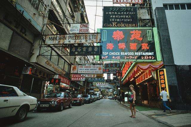 老照片: 80年代的香港 繁华广告下的市井生活