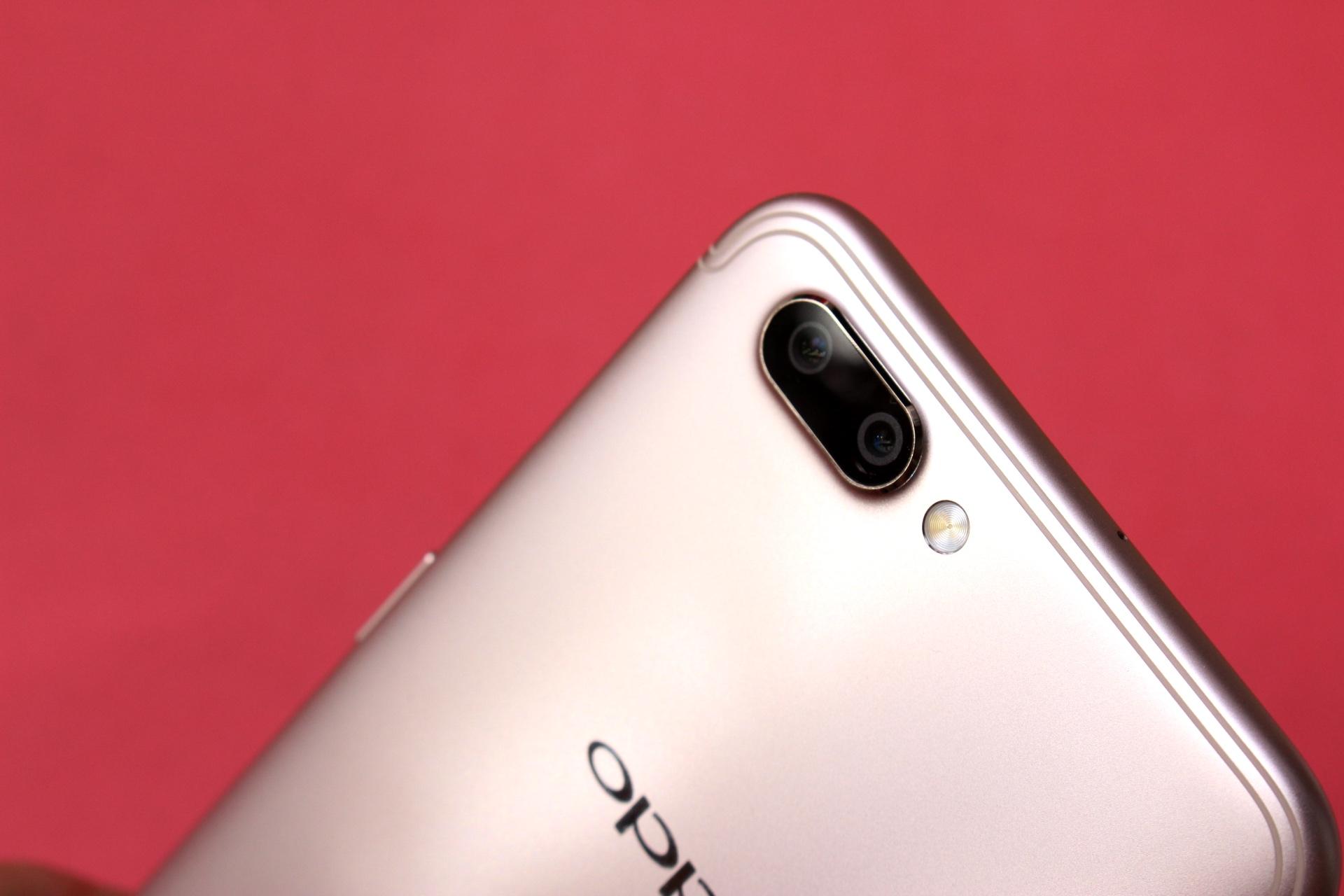 手机的背面,oppo r11的变化就有点搞事情了,首次加入双摄像头的基因