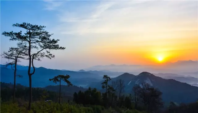 旅游频道 正文  冬天犹如一位成熟稳重的老人,抛却了春的轻佻,失去了