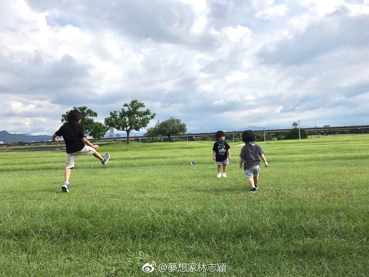 Kimi带两个弟弟踢足球,林志颖感慨儿子长大很
