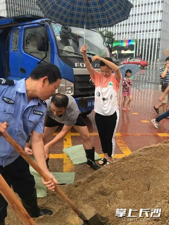 天心区交警大队十中队民警正在晾晒湿透的雨衣警服和