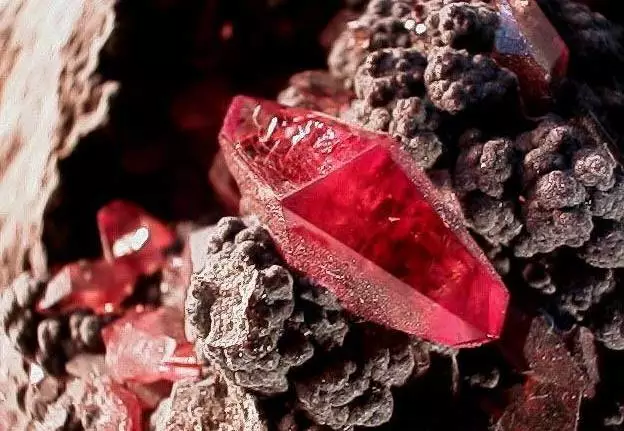 通常每开采500吨矿石才能得到1克拉的红宝石,品质优秀者更是寥寥无几.