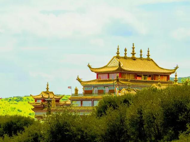 索格藏寺是藏传佛教中著名的寺院,寺院分散在各处,像一个聚居的村庄.