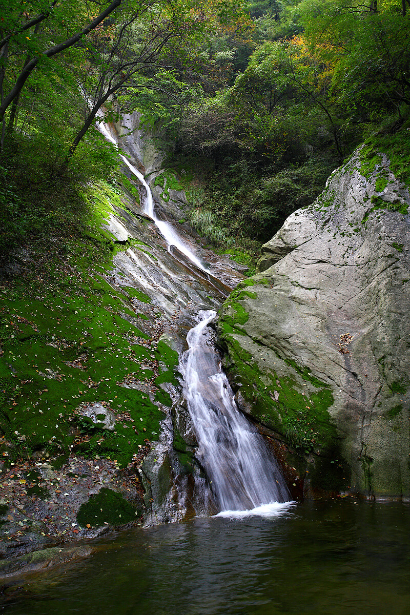 龙脊梁,悬崖险景,四壁合围的七潭,百米瀑布使人望而生畏;八潭沿山飞瀑