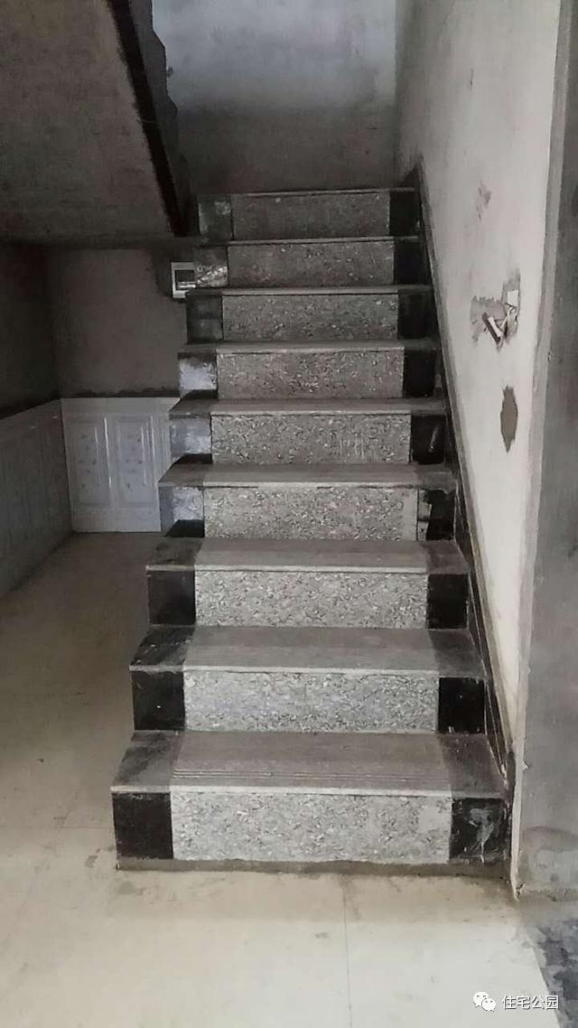 给楼梯粘贴瓷砖