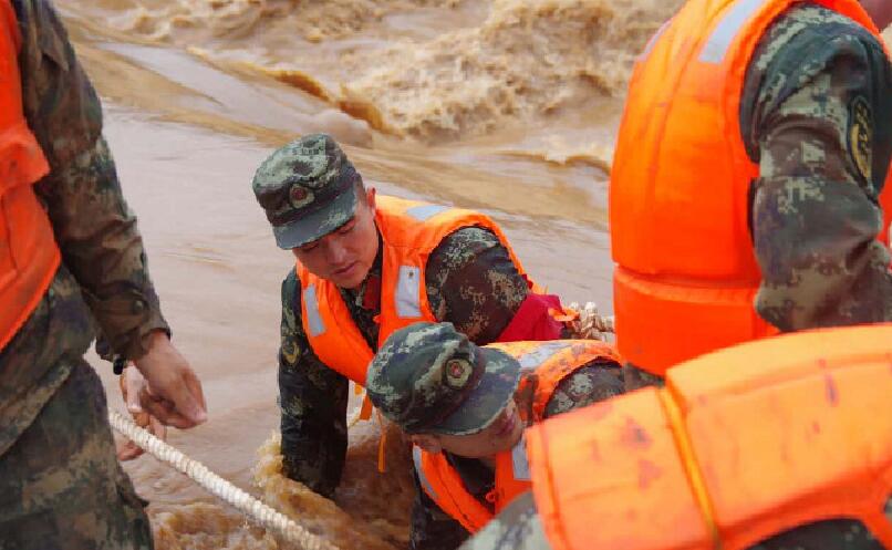 云南村子洪水猛涨 救援官兵搬沙袋铸牢生命之堤