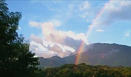 天岳幕阜山雨后惊现双彩虹"金光大道"