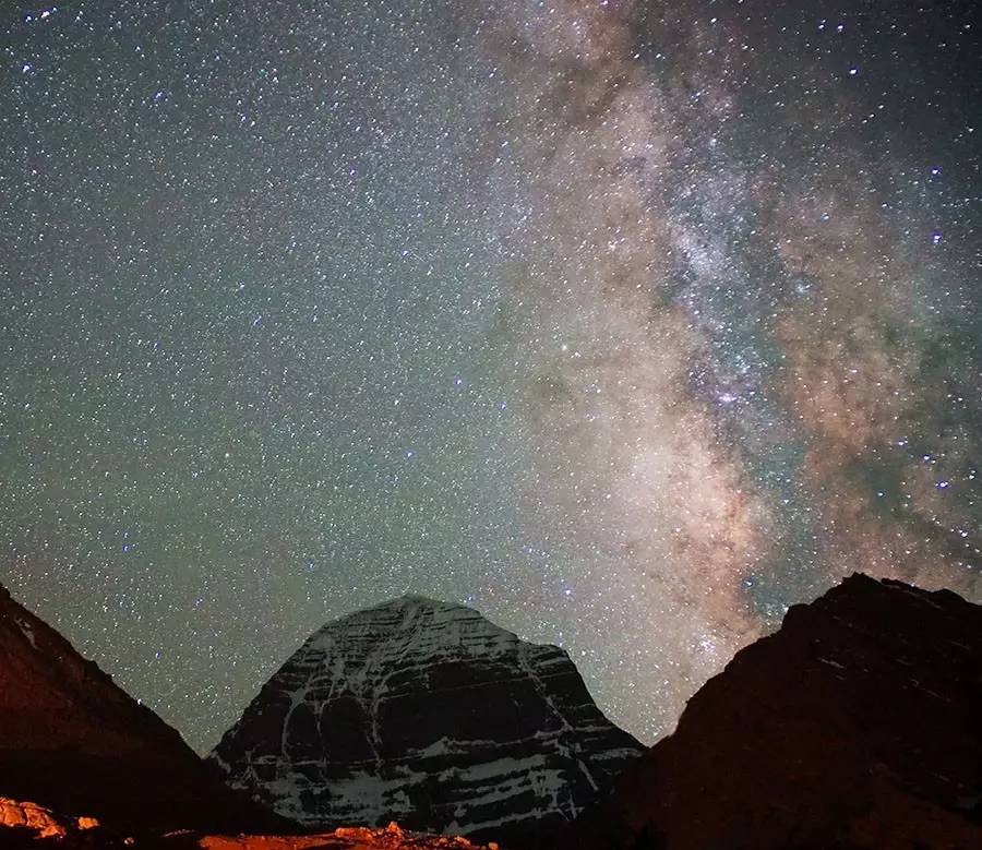 晚上出来的时候,看外面星空很好,冈仁波齐雪山影影绰绰,就自然关掉了