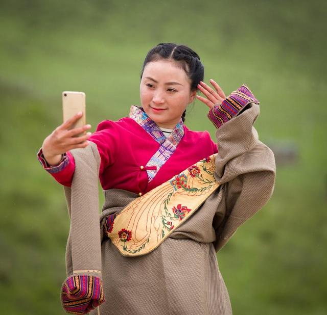 藏族女大学生三郎卓玛我爱我的月亮湾