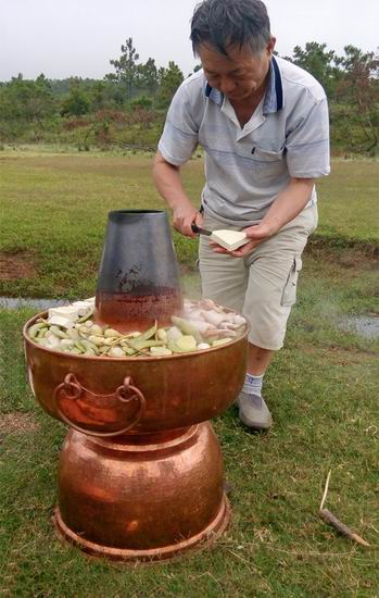 (制作铜炊锅最上面的一层食材)但最上一层大多为臭豆腐和五花肉片,放