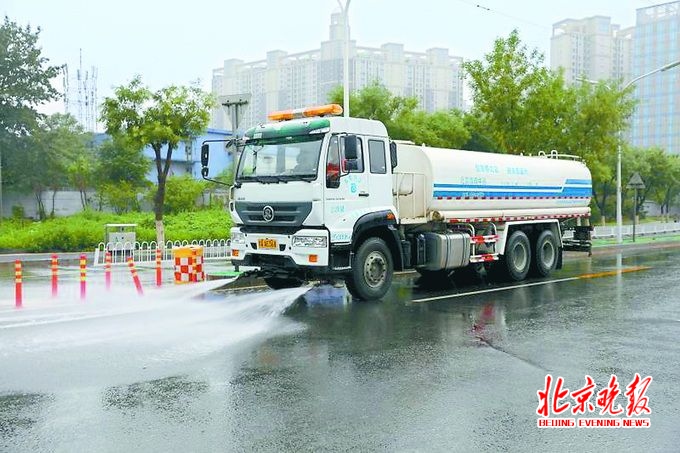 洒水车雨中还作业?"借雨洗路"省时省力省水