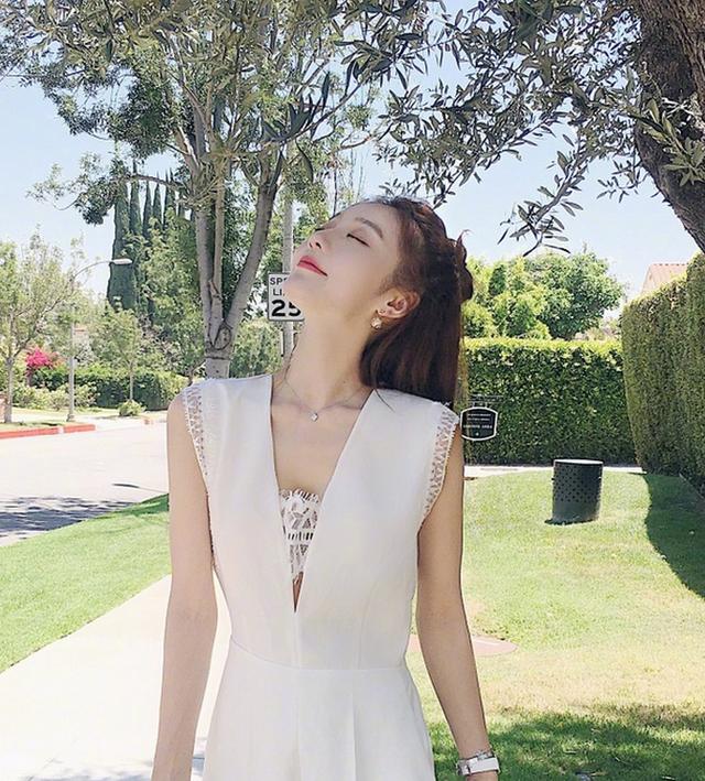 网红美女夏夏微博晒美照,高挑白皙美极了