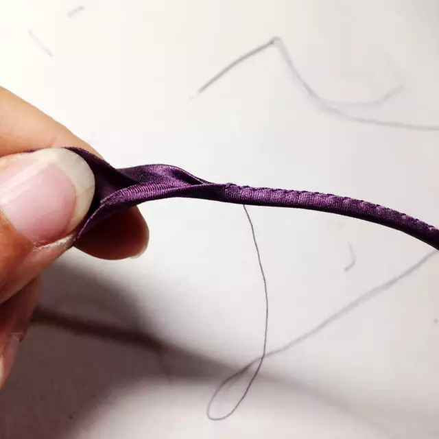 说到手工缝制,在制作的过程中寇琳也尝试过用缝纫机制作扣条,可做出的