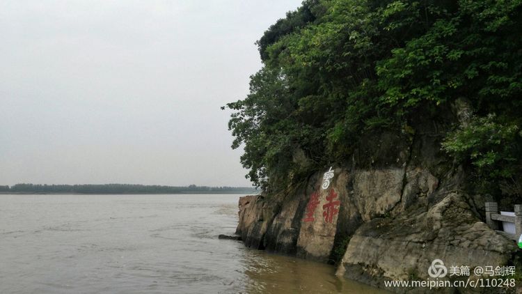 翼江亭:位于赤壁矶头崖上,由于视野极好,一眼望去就能看到对面乌林