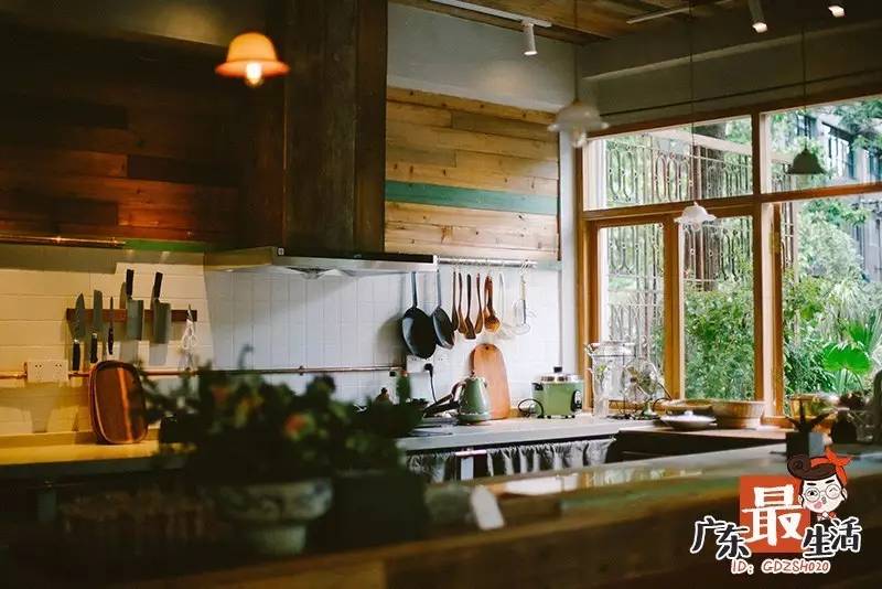 老木板搭建的中古厨房,窗外是满眼的绿